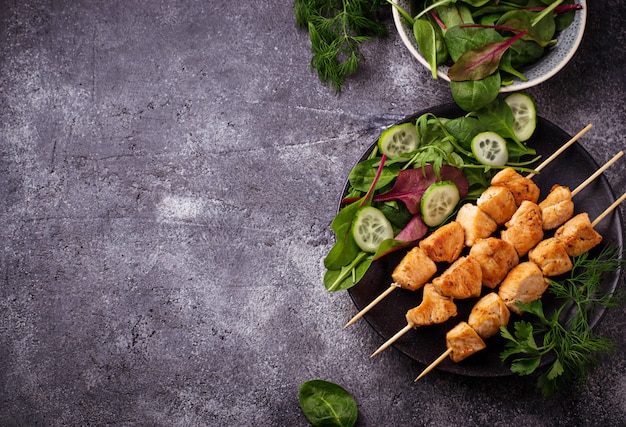 Hühnerschaschenkebabs mit grünem Salat. Selektiver Fokus