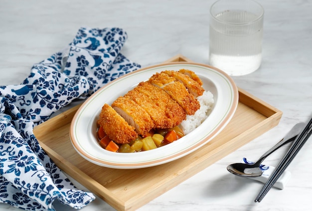 Hühnerschnitzel mit japanischem Curry mit weißem Reis