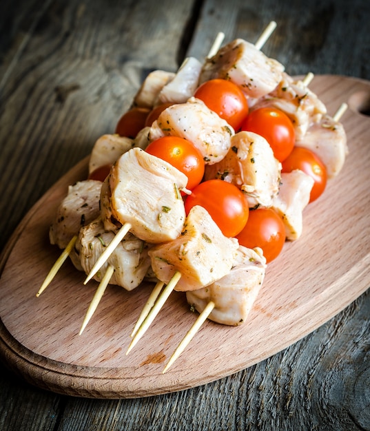 Hühnerspieße mit Kirschtomaten