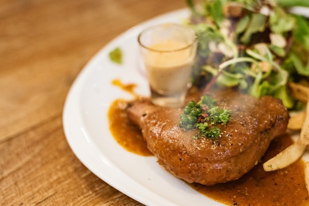 Hühnersteak auf weißem Teller