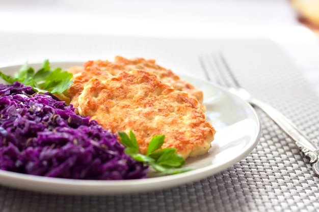 Hühnerstückchen und gedünsteter Rotkohl mit Kümmel