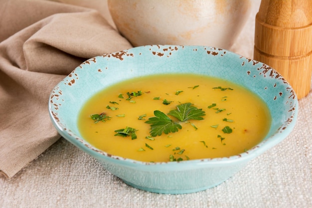 Hühnersuppe canja de galinha auf Portugiesisch ein traditionelles brasilianisches Gericht auf einem blauen Teller