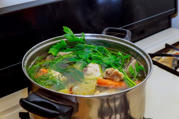 Hühnersuppe in einer Schüssel