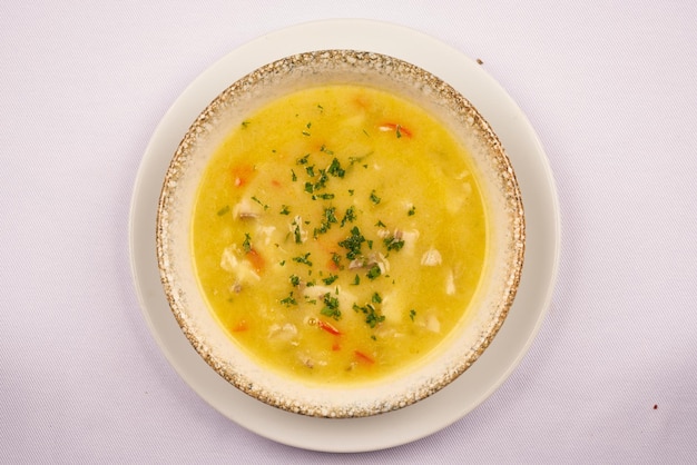 Hühnersuppe mit Draufsicht des Gemüses.