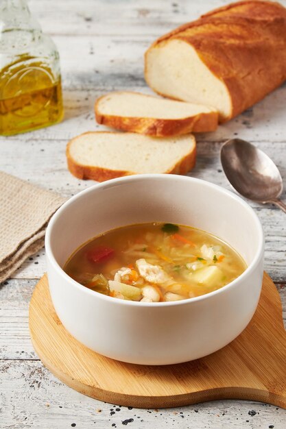 Foto hühnersuppe mit frischem kohl