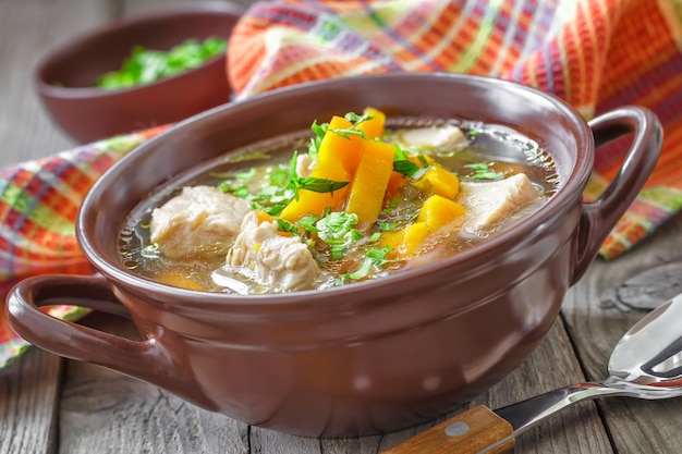 Foto hühnersuppe mit gemüse nahaufnahme