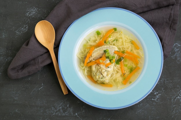 Foto hühnersuppe mit gemüse und nudeln.