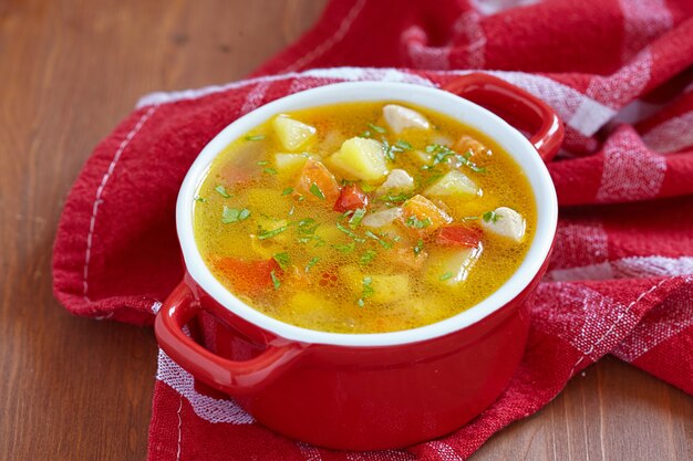 Foto hühnersuppe mit gemüse