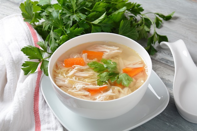 Hühnersuppe mit Nudeln und Gemüse in einer Schüssel