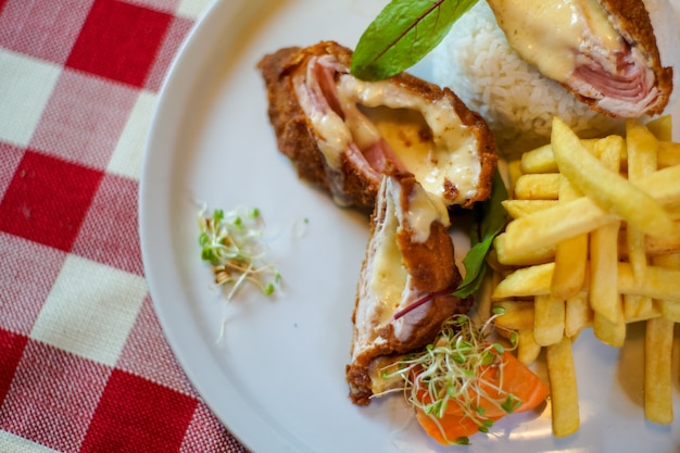 Hühnerteller auf einer Restauranttabelle