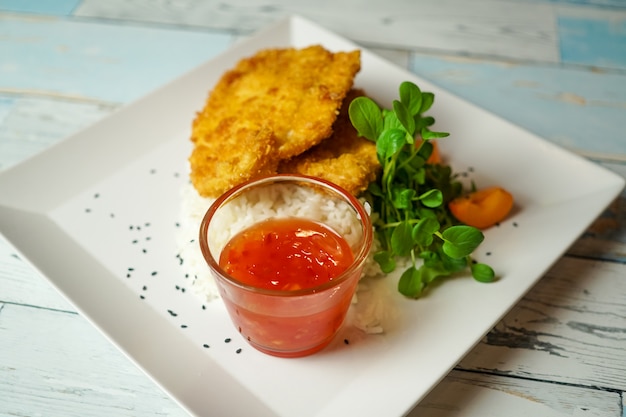 Hühnerteller auf einer Restauranttabelle