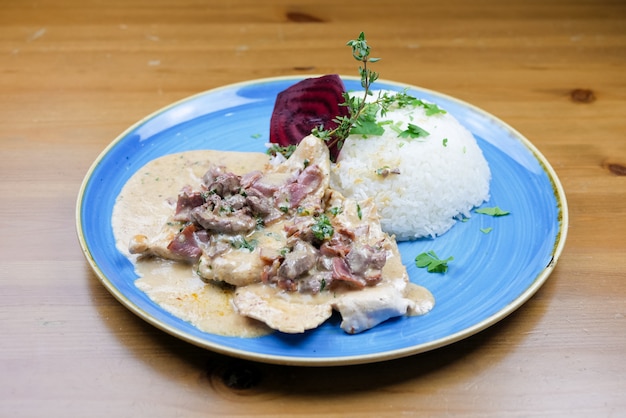 Hühnerteller auf einer Restauranttabelle