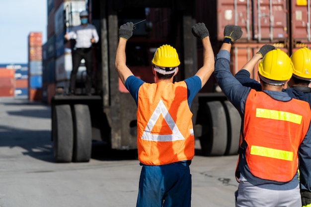 Foto huelga de trabajadores en patio de contenedores.