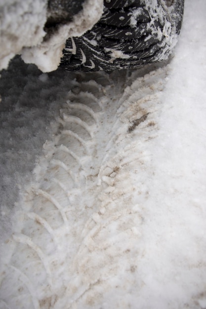 Huella de neumáticos en la nieve