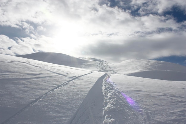 Foto huella en la nieve polvo, montes nevados pueblo de montana en estacion de esqui de formigal