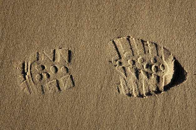 Huella de zapato de arranque sobre la arena de la playa