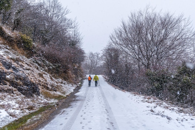 Huellas de coches en la carretera al monte aizkorri en gipuzkoa