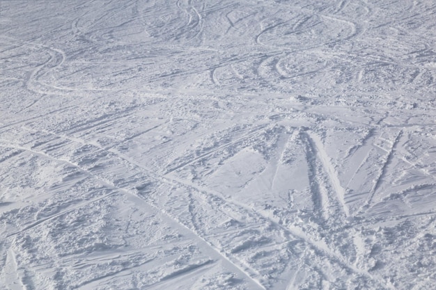 Huellas de esquí en primer plano de nieve blanca