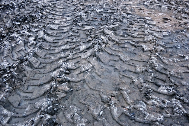 Huellas de neumáticos de tractores en el suelo congelado por las primeras heladas