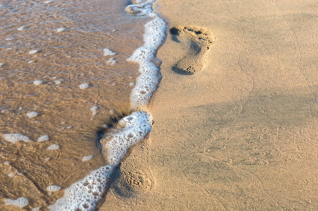 Huellas en la playa del mar Cerrar