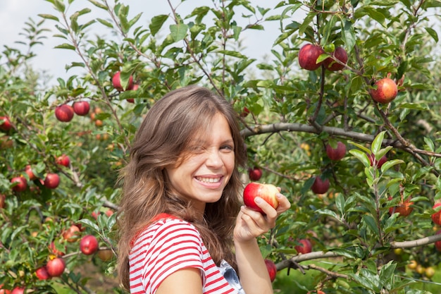 Huerto de manzanas de mujer