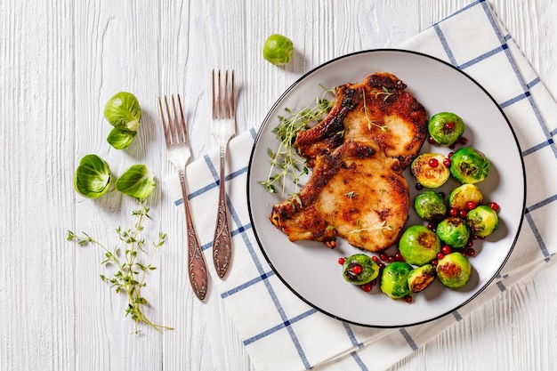 Hueso en chuletas de lomo con coles de Bruselas