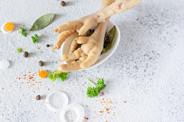 Huesos de pollo (patas de pollo), verduras, especias y hierbas para caldo