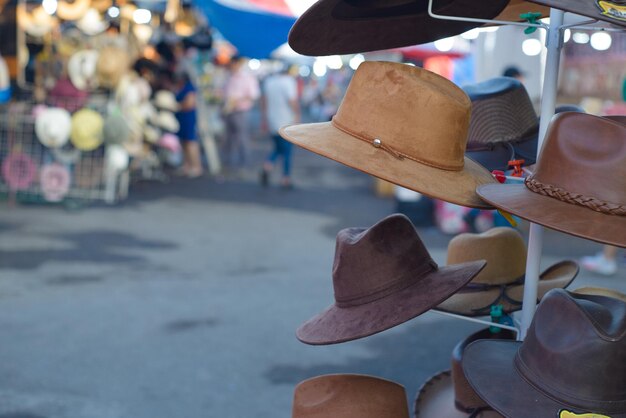 Foto hüte zum verkauf auf einem straßenmarkt in mexiko lederhüte