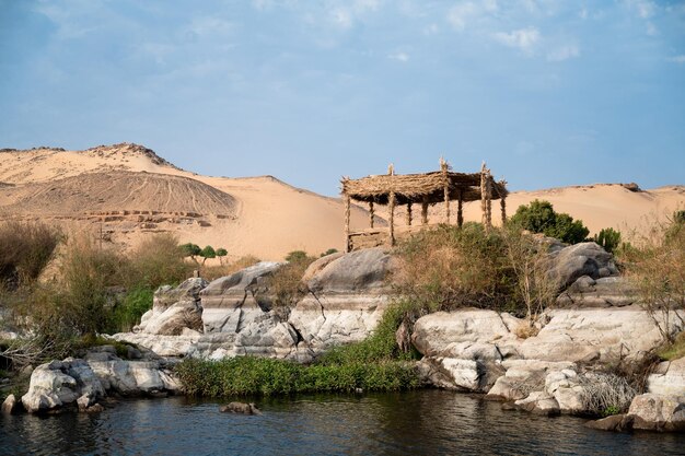 Hütte über dem Felsen im Nil Ägypten