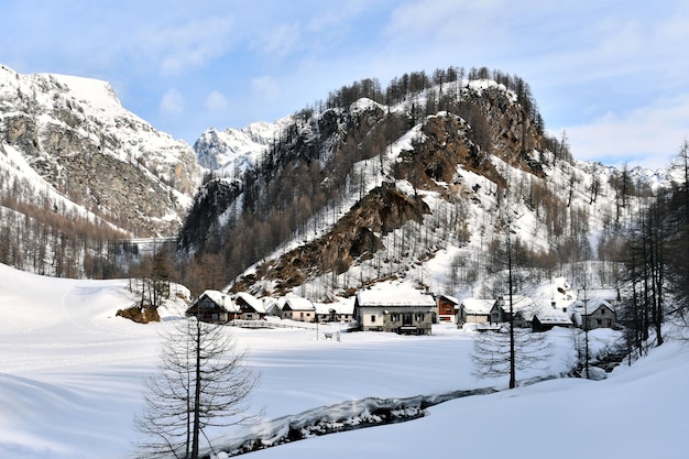 Hütten auf der Alpe Devero im Winter