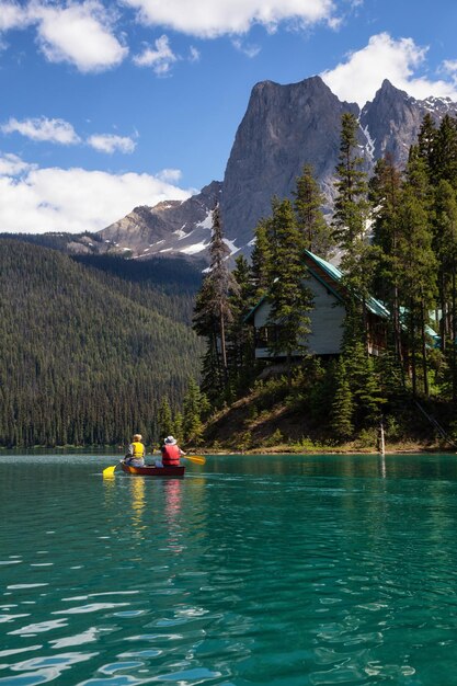 Hütten in Emerald Lake an einem lebhaften sonnigen Sommertag