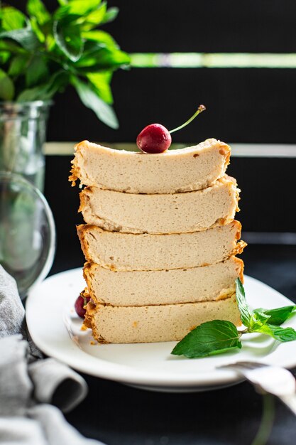 Hüttenkäse Auflauf Pudding Milchkuchen auf dem Tisch gesundes Essen Mahlzeit Snack Kopie Raum Essen copy