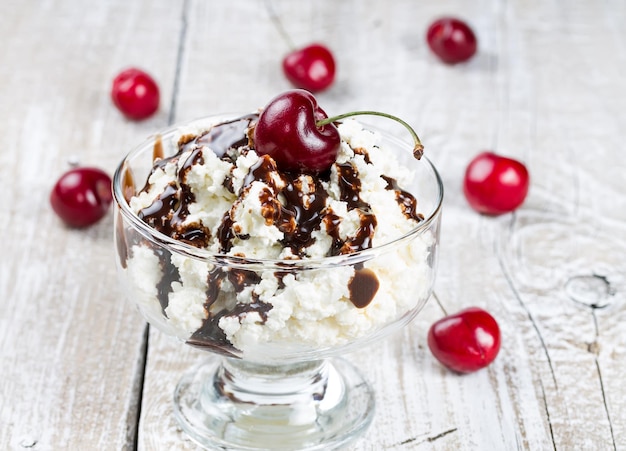 Hüttenkäse-Dessert mit Schokolade und Kirschbeere