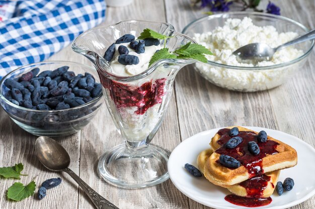 Hüttenkäse Dessert und Beere auf Holztisch