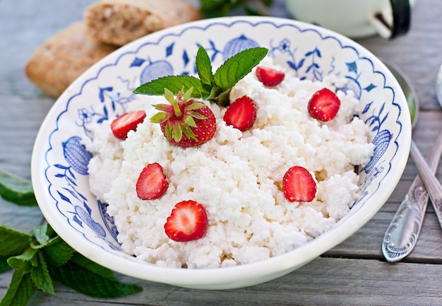 Foto hüttenkäse mit apfel, beerensirup und sauerrahm zum frühstück nah oben