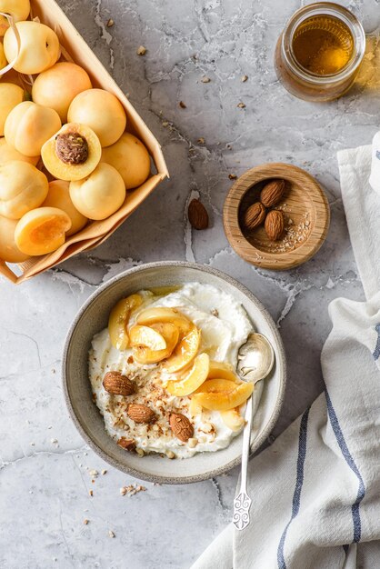 Hüttenkäse mit Aprikosen und Mandeln