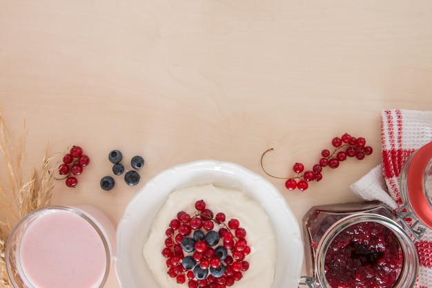 Hüttenkäse mit Beeren und Joghurt zum Frühstück