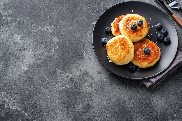 Hüttenkäse mit Blaubeeren.