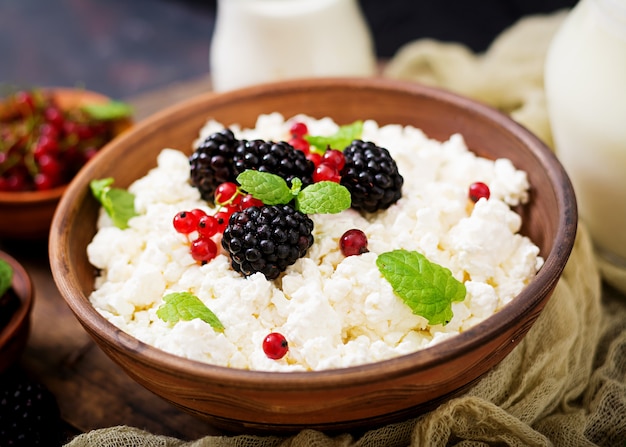 Hüttenkäse mit Brombeeren in einer Schüssel.