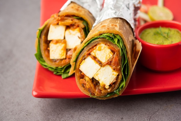 Hüttenkäse Paneer Kathi Roll oder Wrap auch bekannt als Kolkata-Frühlingsrollen, Vegetarier indisches Essen