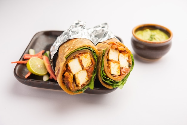 Hüttenkäse Paneer Kathi Roll oder Wrap auch bekannt als Kolkata-Frühlingsrollen, Vegetarier indisches Essen