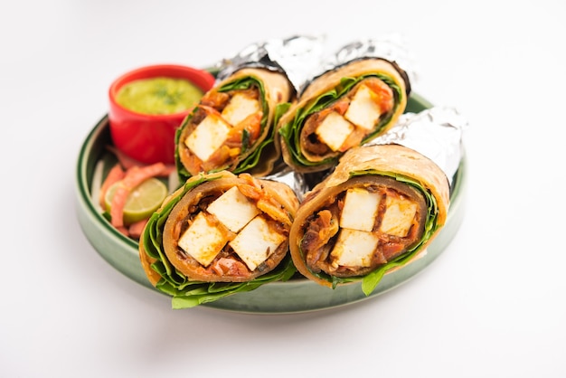 Hüttenkäse Paneer Kathi Roll oder Wrap auch bekannt als Kolkata-Frühlingsrollen, Vegetarier indisches Essen