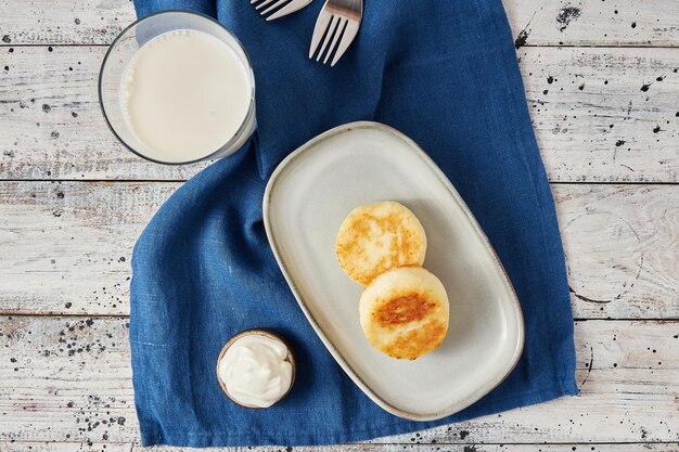 Foto hüttenkäse-pfannkuchen mit sauerrahm-flatlay