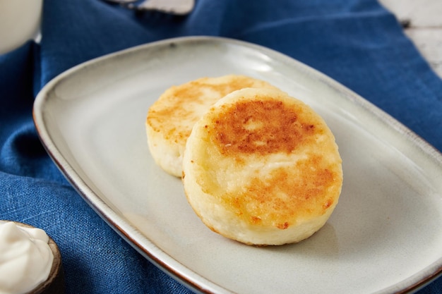 Hüttenkäse-Pfannkuchen mit Sauerrahm-Nahaufnahme