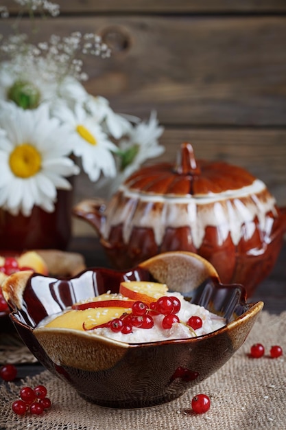 Hüttenkäse rote Johannisbeere und frische Pfirsiche