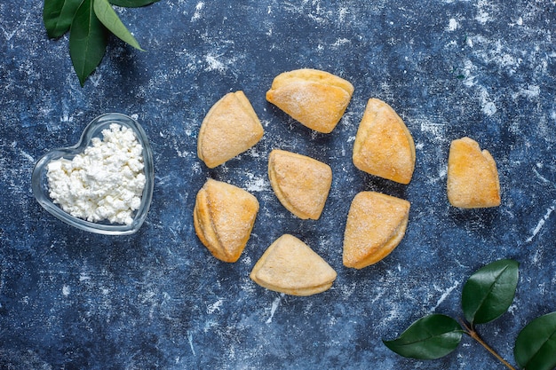 Hüttenkäse und Zuckerkekse Krähenfüße Dreiecksplätzchen, Draufsicht