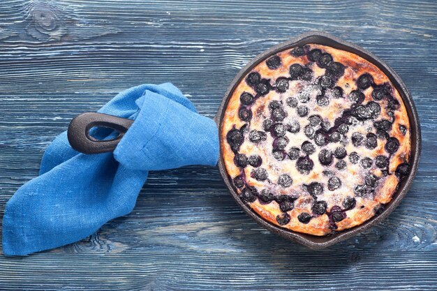 Hüttenkäseauflauf Käsekuchen mit Heidelbeeren in der Draufsicht der Pfanne