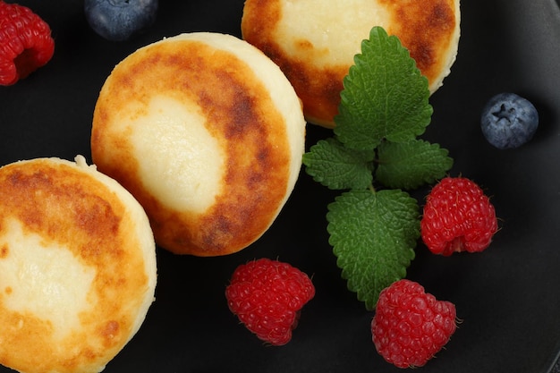 Hüttenkäsekrapfen in einem Teller mit Beeren