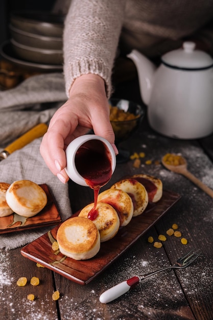 Hüttenkäsekuchen mit Beerenmarmelade gegossen