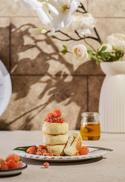 Hüttenkäsekuchen mit Himbeeren und Johannisbeeren